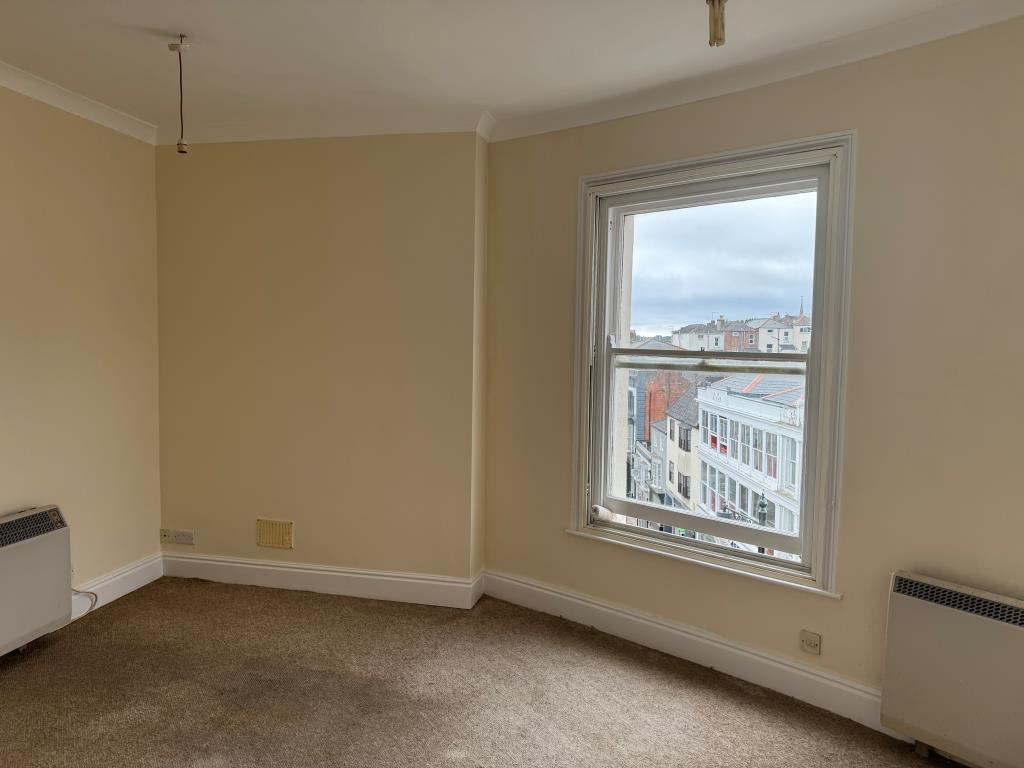 Lot: 59 - TOWN CENTRE FLAT FOR INVESTMENT OR OCCUPATION - The Living Room